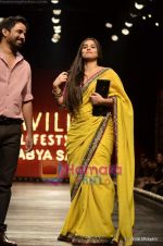 Vidya Balan at Sabyasachi show on Wills Lifestyle India Fashion Week 2011-Day 5 in Delhi on 10th April 2011 (32).JPG